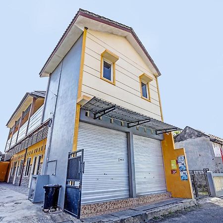 Отель Spot On 91595 Sruni Syariah Gedangan Экстерьер фото