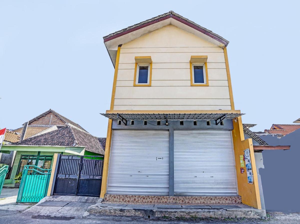 Отель Spot On 91595 Sruni Syariah Gedangan Экстерьер фото