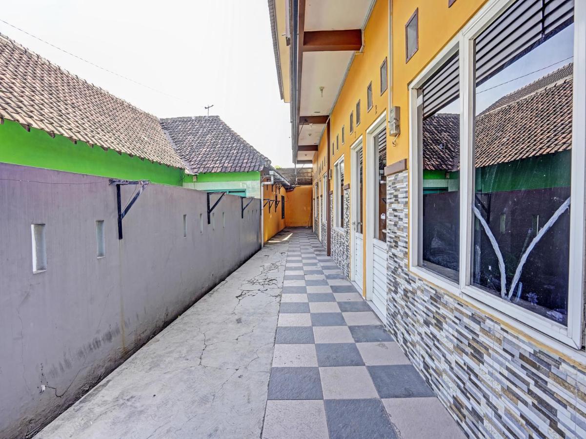 Отель Spot On 91595 Sruni Syariah Gedangan Экстерьер фото