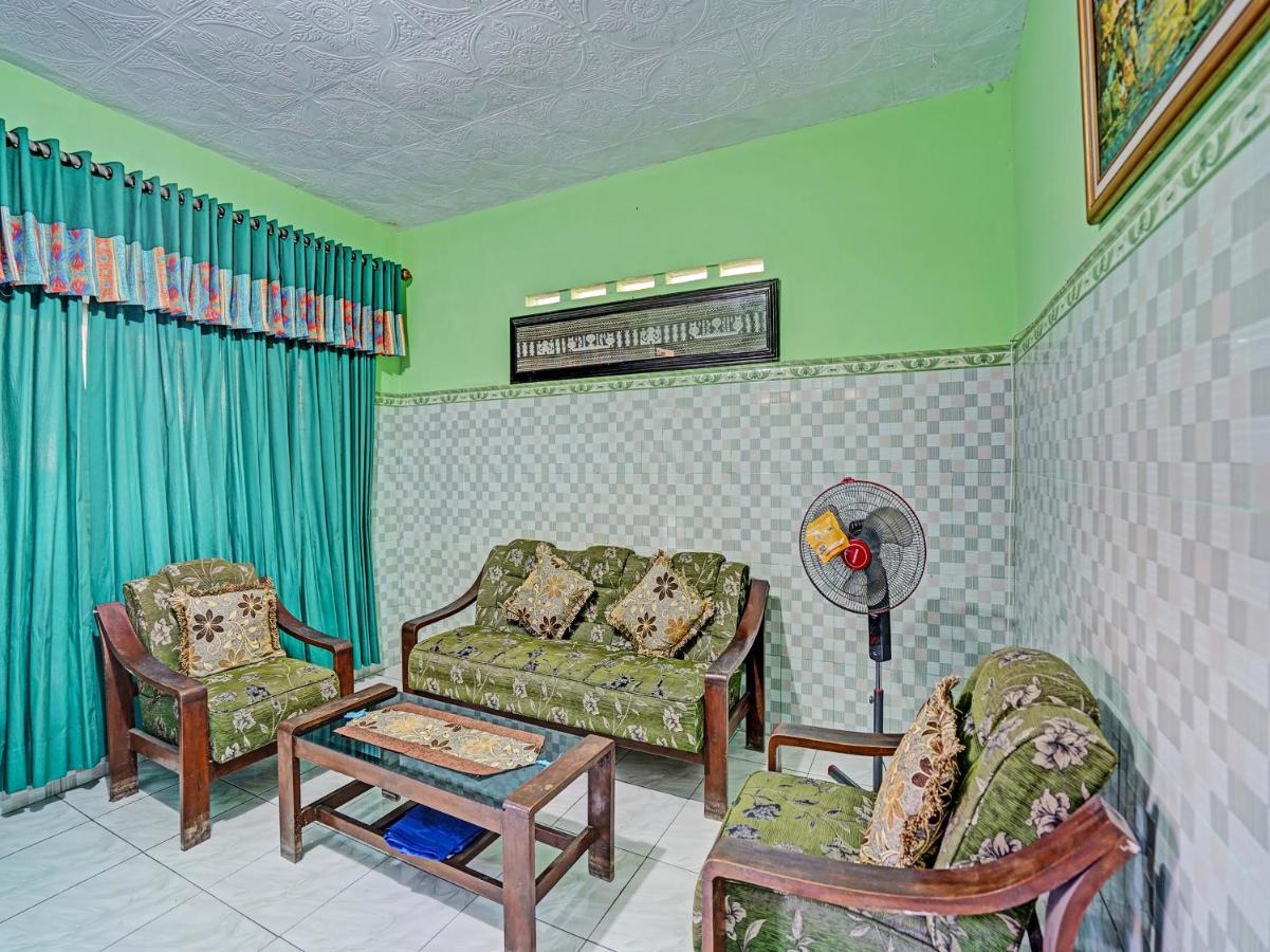 Отель Spot On 91595 Sruni Syariah Gedangan Экстерьер фото